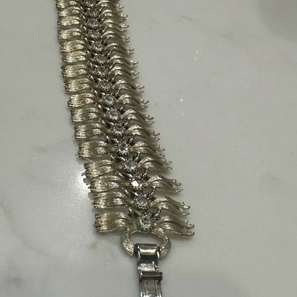 Vintage Lisner silver tone link bracelet/little this colorations due to age - Picture 2 of 9